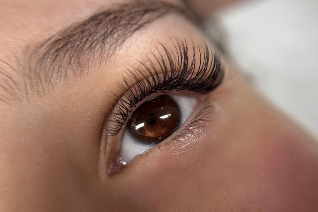 Extension de cils à Tours effet mouillé