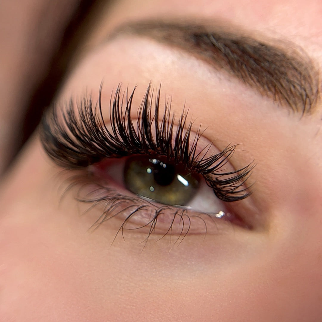 Extension de cils à Tours effet mouillé après