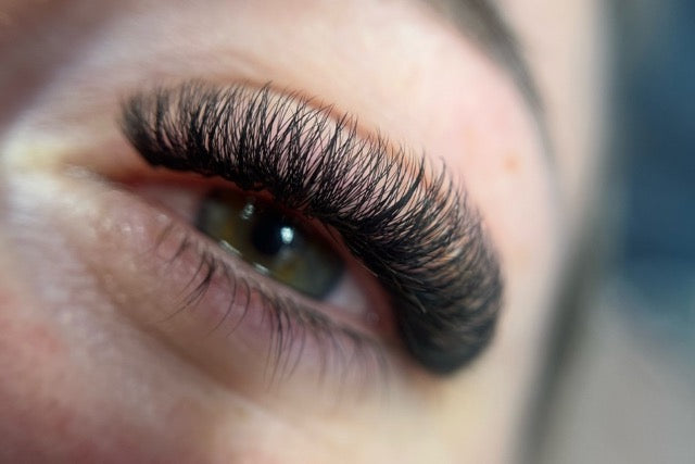 Extension de cils à Tours Black Volume